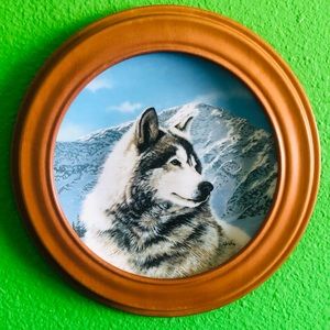 The Bradford Exchange “Solitary Watch” Porcelain Wolf Plate